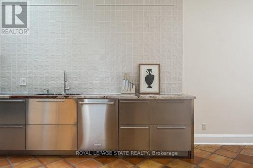 370 Queen Street S, Hamilton (Kirkendall), ON - Indoor Photo Showing Kitchen