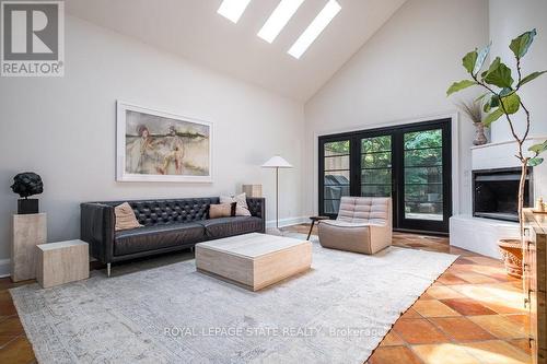 370 Queen Street S, Hamilton (Kirkendall), ON - Indoor Photo Showing Living Room