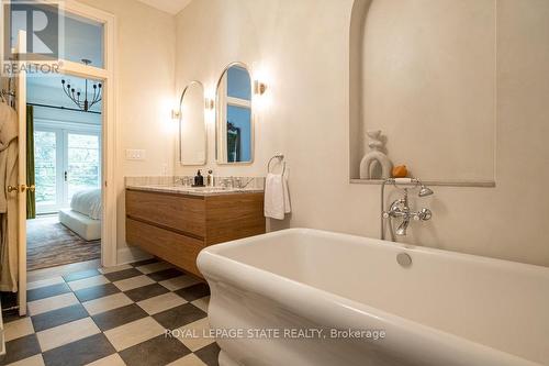 370 Queen Street S, Hamilton (Kirkendall), ON - Indoor Photo Showing Bathroom