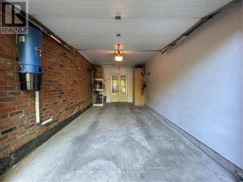 370 Queen Street S, Hamilton (Kirkendall), ON - Indoor Photo Showing Garage