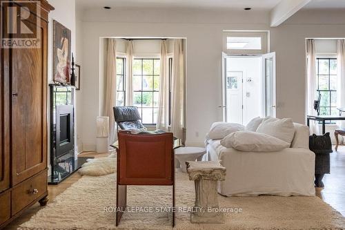 370 Queen Street S, Hamilton (Kirkendall), ON - Indoor Photo Showing Living Room