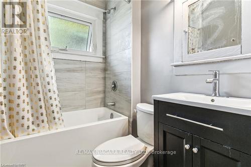 Upper - 161 Lake Street, St. Catharines, ON - Indoor Photo Showing Bathroom