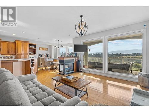 2061 Spyglass Way, Kelowna, BC - Indoor Photo Showing Living Room