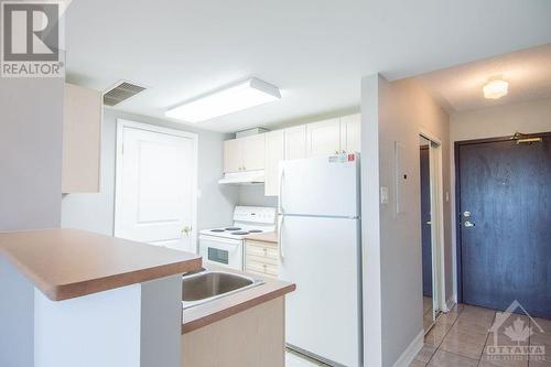 310 Central Park Drive Unit#9J, Ottawa, ON - Indoor Photo Showing Kitchen