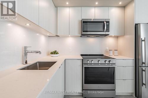 422 - 30 Inn On The Park Drive, Toronto (Banbury-Don Mills), ON - Indoor Photo Showing Kitchen With Double Sink With Upgraded Kitchen