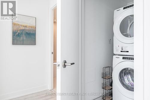 422 - 30 Inn On The Park Drive, Toronto (Banbury-Don Mills), ON - Indoor Photo Showing Laundry Room