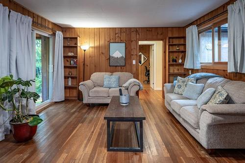 4156 Highway 3A, Nelson, BC - Indoor Photo Showing Living Room