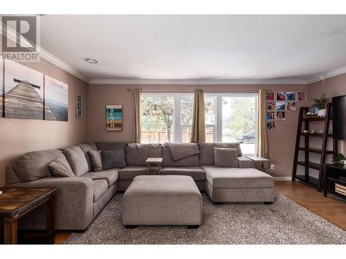 405 Froelich Road, Kelowna, BC - Indoor Photo Showing Living Room