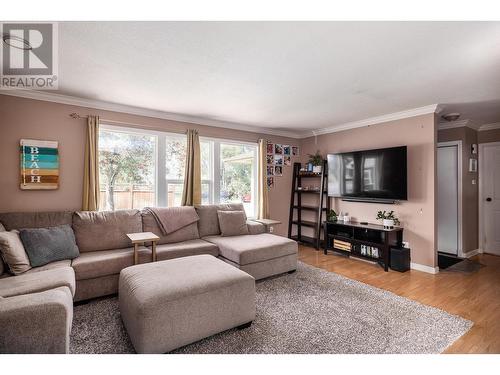 405 Froelich Road, Kelowna, BC - Indoor Photo Showing Living Room