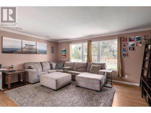 405 Froelich Road, Kelowna, BC - Indoor Photo Showing Living Room