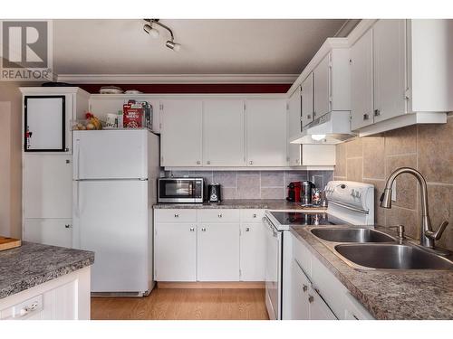 405 Froelich Road, Kelowna, BC - Indoor Photo Showing Kitchen With Double Sink