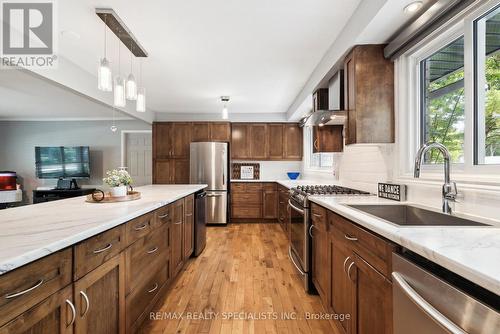 55 Baywood Way W, Wasaga Beach, ON - Indoor Photo Showing Kitchen With Upgraded Kitchen