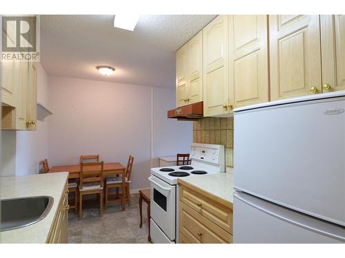 803 Fairview Road Unit# 410, Penticton, BC - Indoor Photo Showing Kitchen