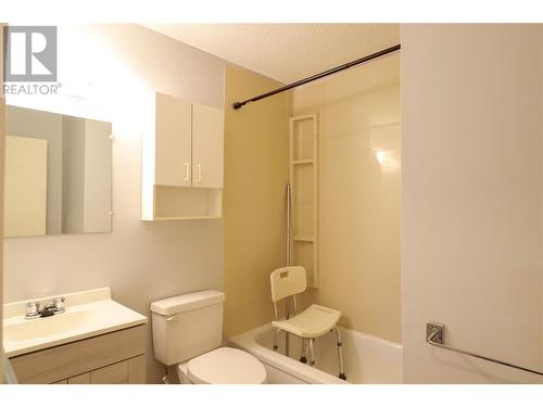 803 Fairview Road Unit# 410, Penticton, BC - Indoor Photo Showing Bathroom