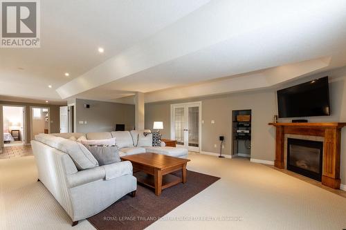 628 Clearwater Crescent, London, ON - Indoor Photo Showing Living Room With Fireplace