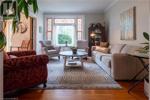 861 3Rd Avenue W, Owen Sound, ON - Indoor Photo Showing Living Room