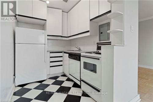 505 - 2 Ridelle Avenue, Toronto (Forest Hill North), ON - Indoor Photo Showing Kitchen