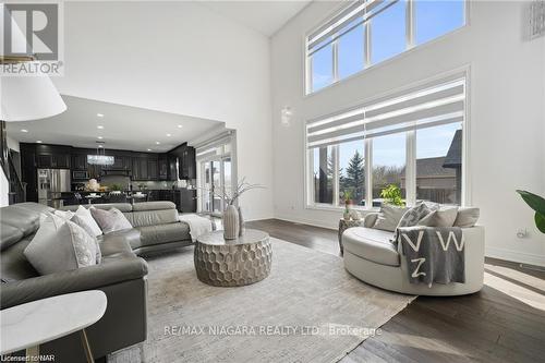 255 Colbeck Drive, Welland, ON - Indoor Photo Showing Living Room