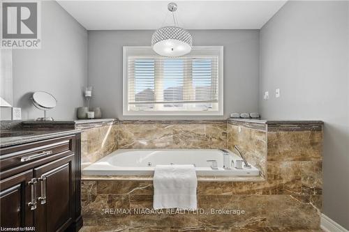 255 Colbeck Drive, Welland, ON - Indoor Photo Showing Bathroom