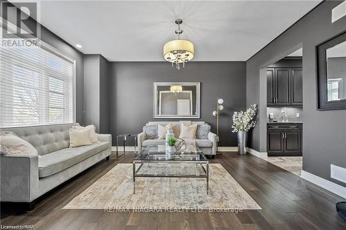 255 Colbeck Drive, Welland, ON - Indoor Photo Showing Living Room