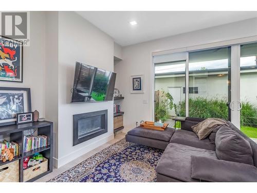 770 Cadder Avenue, Kelowna, BC - Indoor Photo Showing Living Room With Fireplace