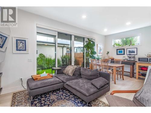 770 Cadder Avenue, Kelowna, BC - Indoor Photo Showing Living Room