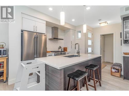 770 Cadder Avenue, Kelowna, BC - Indoor Photo Showing Kitchen With Double Sink With Upgraded Kitchen