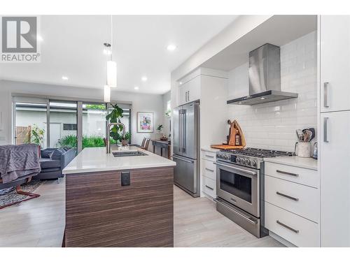 770 Cadder Avenue, Kelowna, BC - Indoor Photo Showing Kitchen With Double Sink With Upgraded Kitchen