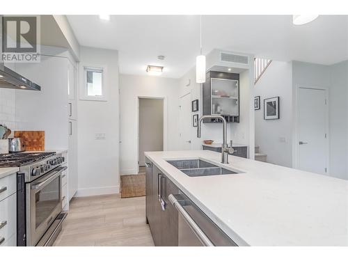 770 Cadder Avenue, Kelowna, BC - Indoor Photo Showing Kitchen With Double Sink With Upgraded Kitchen