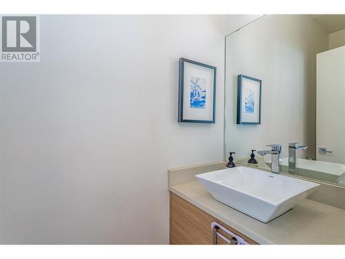 770 Cadder Avenue, Kelowna, BC - Indoor Photo Showing Bathroom