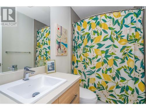 770 Cadder Avenue, Kelowna, BC - Indoor Photo Showing Bathroom