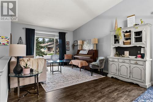 8123 Kestral Drive, Regina, SK - Indoor Photo Showing Living Room