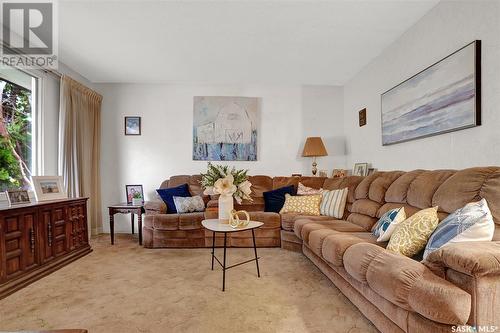 943 Hawthorne Crescent, Moose Jaw, SK - Indoor Photo Showing Living Room