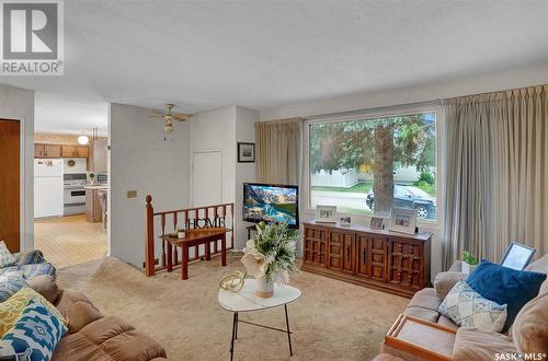 943 Hawthorne Crescent, Moose Jaw, SK - Indoor Photo Showing Living Room