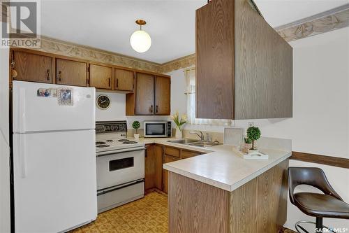 943 Hawthorne Crescent, Moose Jaw, SK - Indoor Photo Showing Kitchen With Double Sink