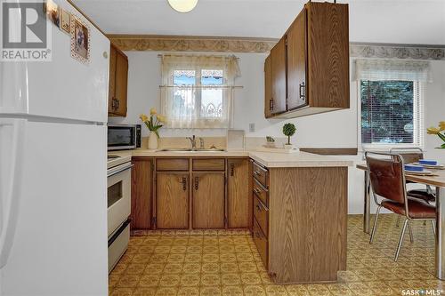 943 Hawthorne Crescent, Moose Jaw, SK - Indoor Photo Showing Kitchen With Double Sink