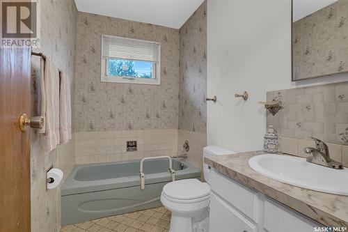 943 Hawthorne Crescent, Moose Jaw, SK - Indoor Photo Showing Bathroom