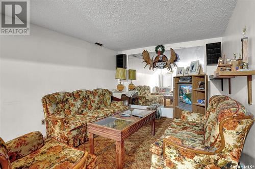 943 Hawthorne Crescent, Moose Jaw, SK - Indoor Photo Showing Living Room