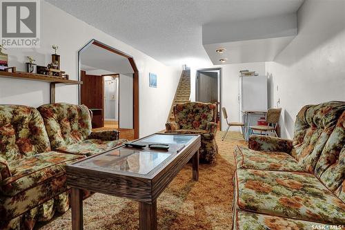 943 Hawthorne Crescent, Moose Jaw, SK - Indoor Photo Showing Living Room