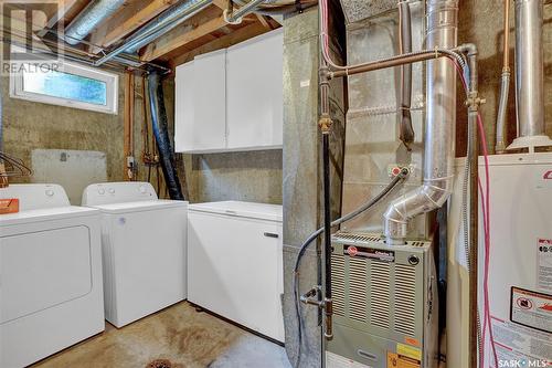 943 Hawthorne Crescent, Moose Jaw, SK - Indoor Photo Showing Laundry Room