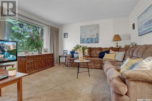 943 Hawthorne Crescent, Moose Jaw, SK - Indoor Photo Showing Living Room