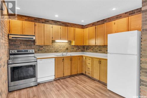 128 Quincy Drive, Regina, SK - Indoor Photo Showing Kitchen With Double Sink