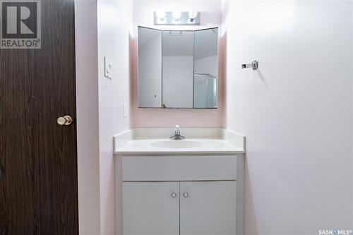 128 Quincy Drive, Regina, SK - Indoor Photo Showing Bathroom