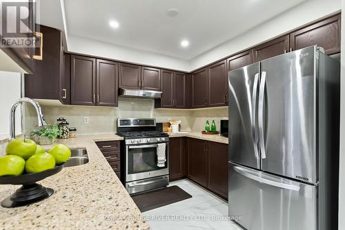 35 Presley Crescent, Whitby (Williamsburg), ON - Indoor Photo Showing Kitchen With Stainless Steel Kitchen With Double Sink With Upgraded Kitchen