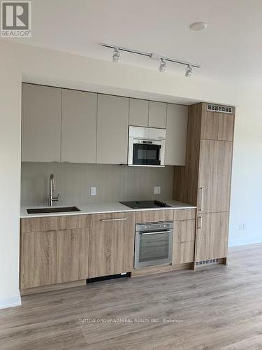 518 - 840 St Clair Avenue W, Toronto (Oakwood Village), ON - Indoor Photo Showing Kitchen