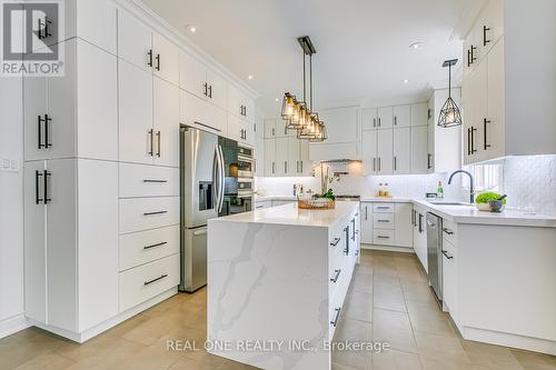 1299 Bayshire Drive, Oakville, ON - Indoor Photo Showing Kitchen With Upgraded Kitchen