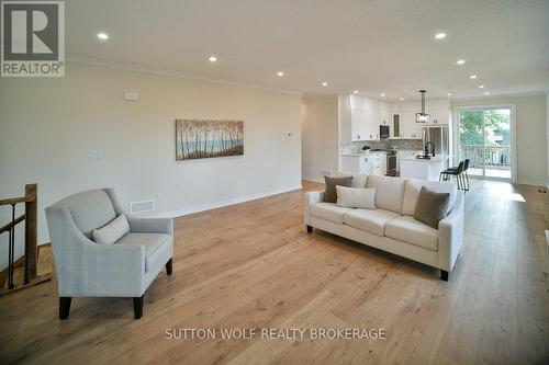 28 Concord Street, Strathroy-Caradoc (Se), ON - Indoor Photo Showing Living Room