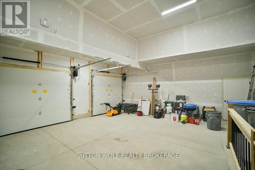 28 Concord Street, Strathroy-Caradoc (Se), ON - Indoor Photo Showing Garage