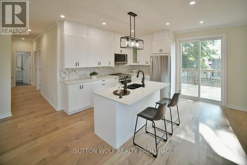 28 Concord Street, Strathroy-Caradoc (Se), ON - Indoor Photo Showing Kitchen With Upgraded Kitchen