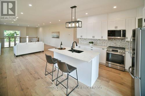 28 Concord Street, Strathroy-Caradoc (Se), ON - Indoor Photo Showing Kitchen With Double Sink With Upgraded Kitchen